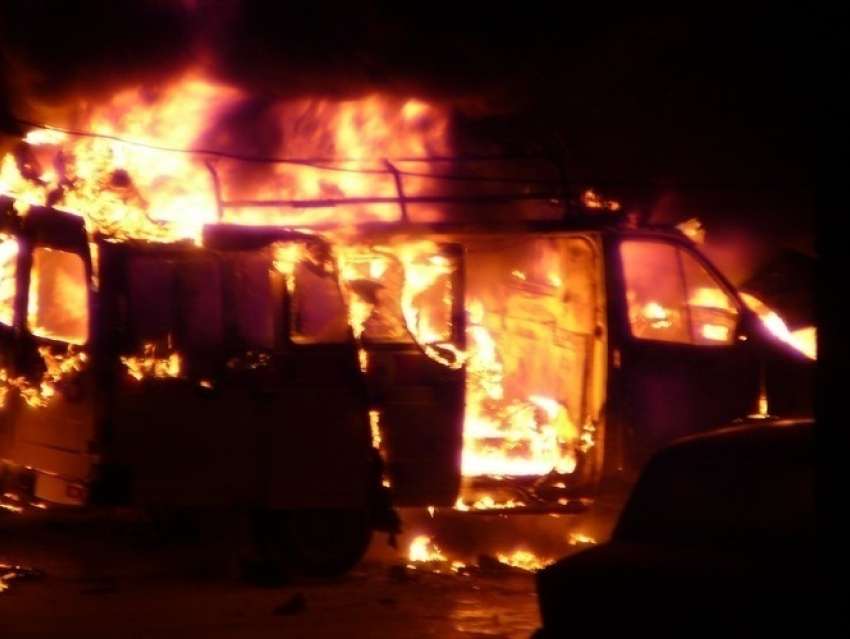 В Волгограде огонь уничтожил обшивку и водительское сиденье в микроавтобусе