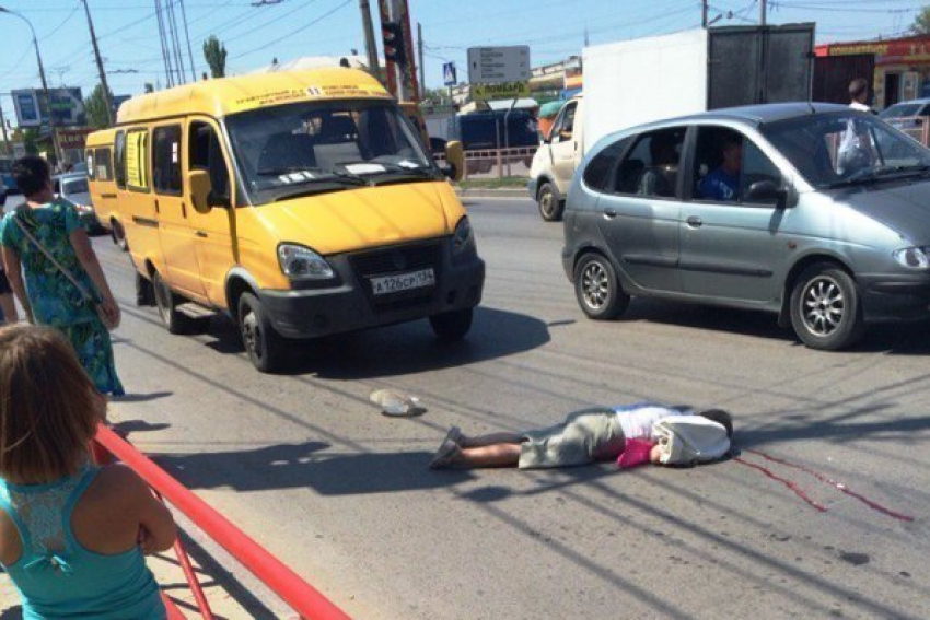 На севере Волгограда маршрутка сбила женщину на пешеходном переходе