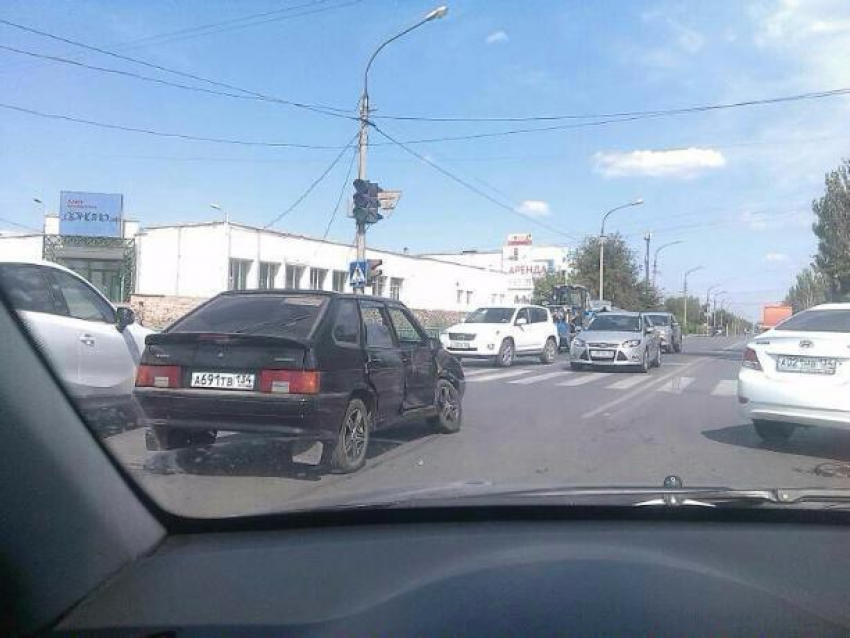 ВАЗ-2114 и Hyundai в Волжском протаранили друг друга на перекрёстке