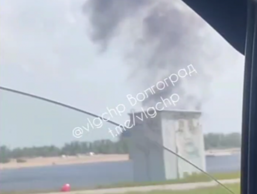 Крупный пожар в Волго-Ахтубинской пойме: дым виден в Волжском
