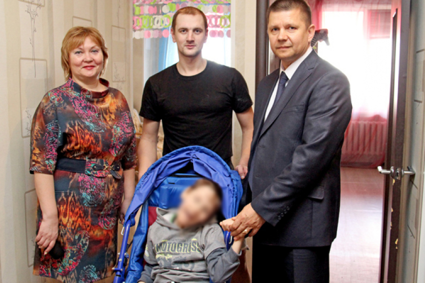 Депутаты Волжской гордумы вручили ребенку-инвалиду новую кресло-коляску
