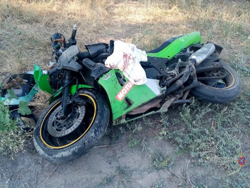 В Волжском автоледи на иномарке сбила мотоциклиста: пострадавший в больнице