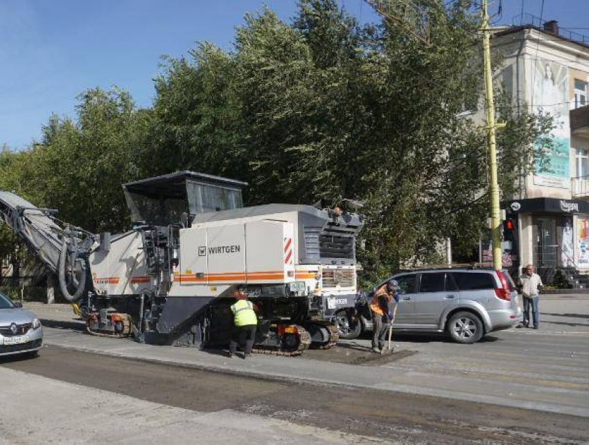 На новом проспекте в Волжском завершили укладку выравнивающего слоя асфальта