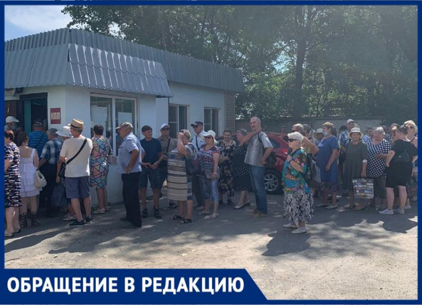 Пенсионеров под палящим солнцем часами держат в очередях в Волжском
