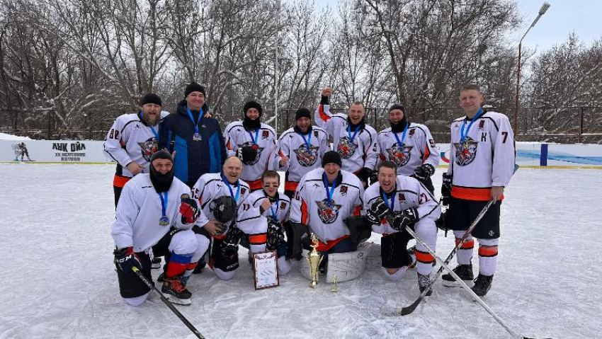 Волжане снова на вершине хоккейного турнира