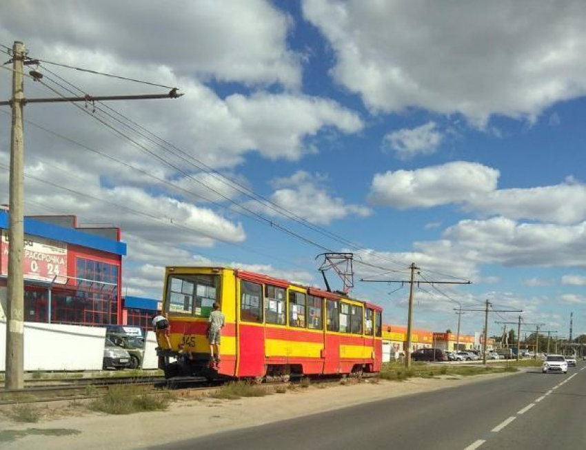 Подростки передвигаются по Волжскому с помощью «зацепинга» на трамваях