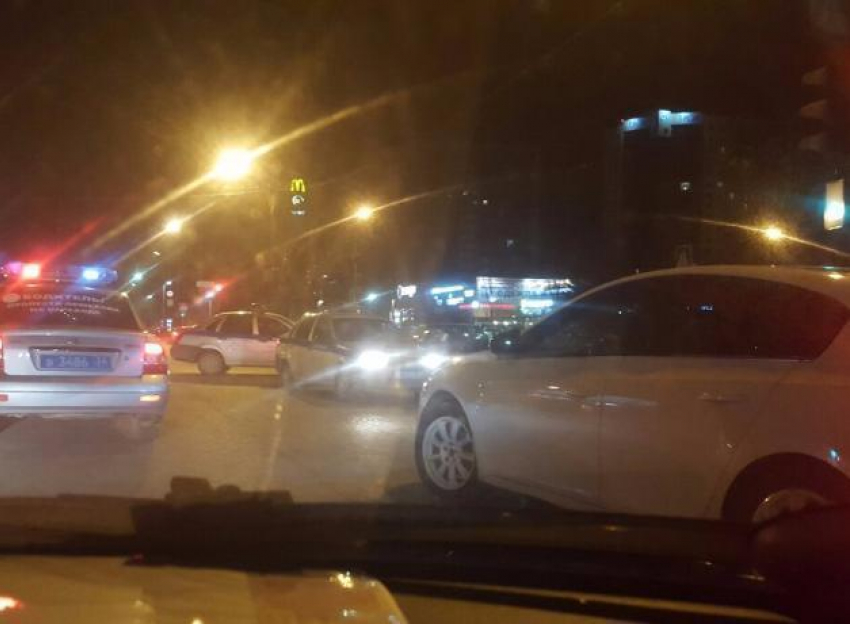 Четыре наряда полиции выехали на вызов о перестрелке из окон авто в Волжском