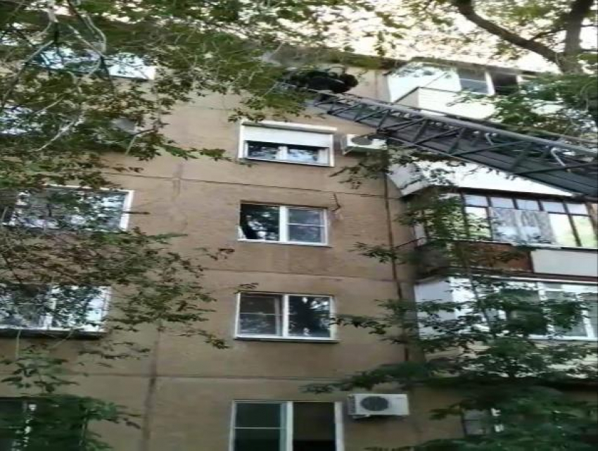В Волжском сгорела квартира на пятом этаже, вещи и строительный мусор