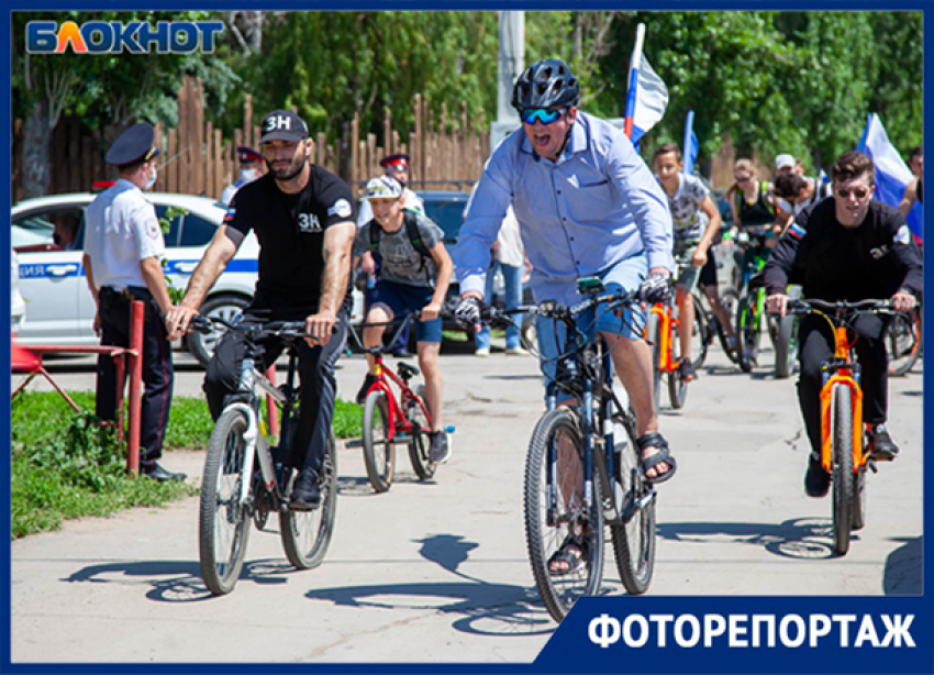 В кокошниках и с флагами: как прошел велопробег на День России в Волжском