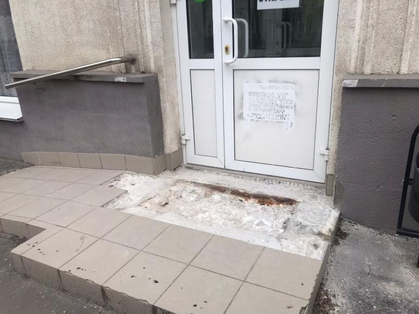 Аварийные ступени встречают волжан на входе в магазин в Волжском