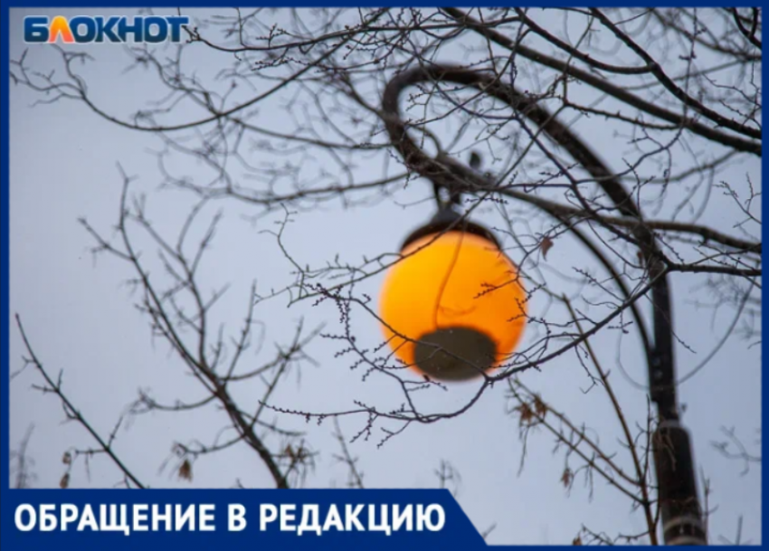 Мрак и «непонятные личности»: почему в Волжском не включают фонари у детской больницы?