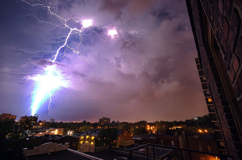 Под Волгоградом удар молнии уничтожил три тонны сена