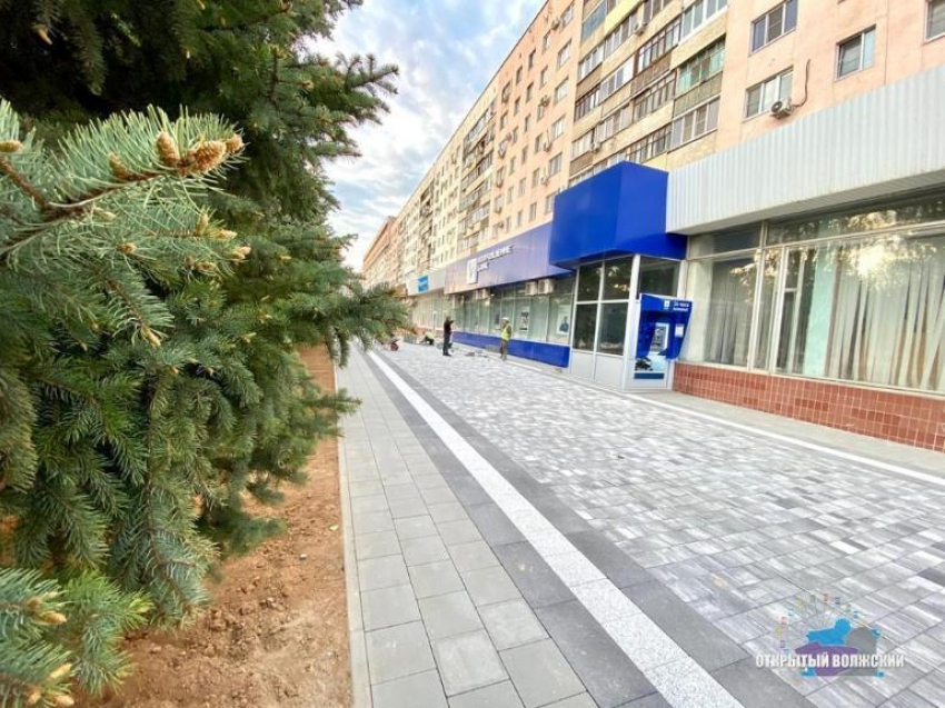 В Волжском продолжается благоустройство пешеходной зоны по проспекту Ленина