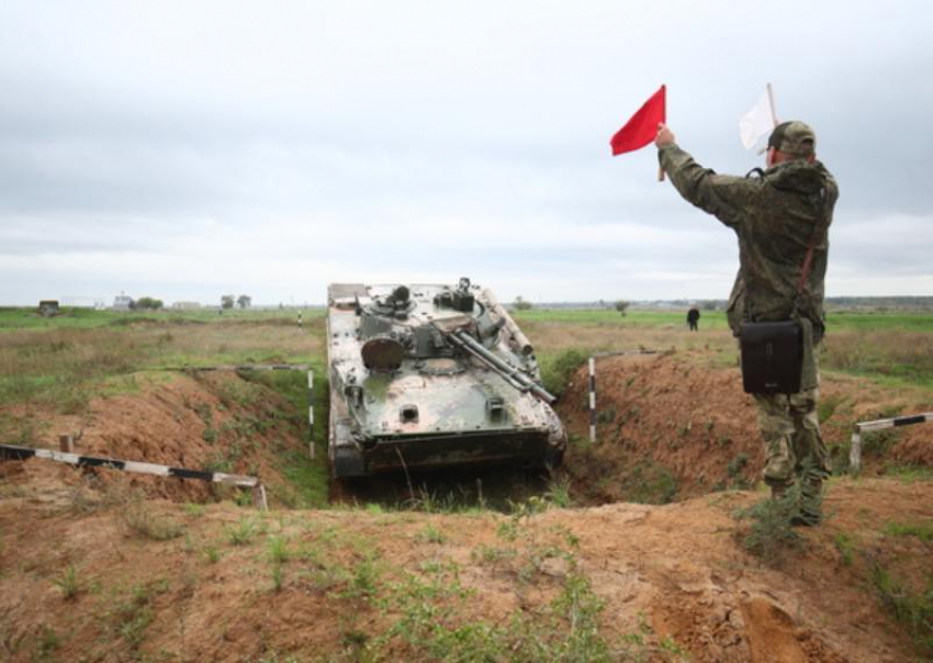 Мобилизованные волжане учатся водить боевую технику в учебном центре