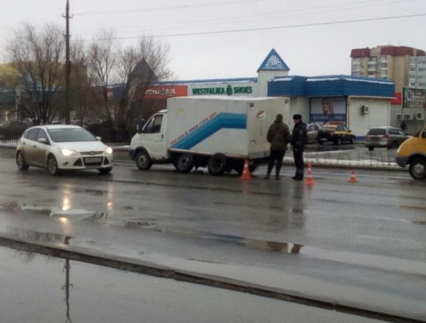 Разлетающиеся колеса «хлебовозки» помяли несколько авто в Волжском