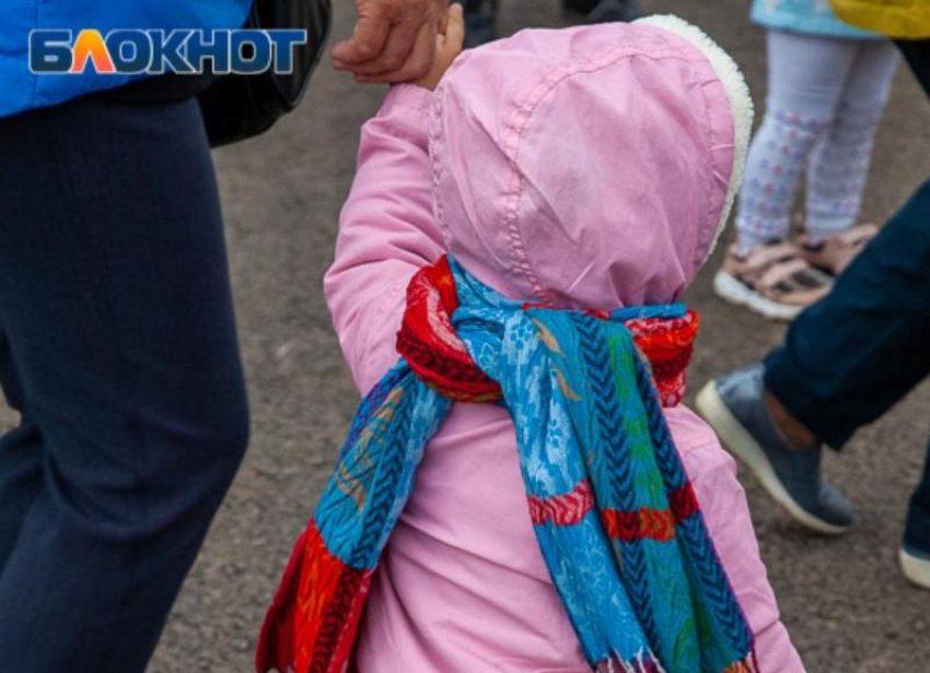 Облздрав прокомментировал, почему многодетную мать из Волжского не пускают без очереди в детской поликлинике