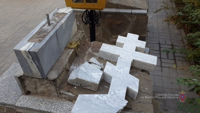 Шестеро пьяных парней разрушили памятный крест у часовни в центре Волгограда 