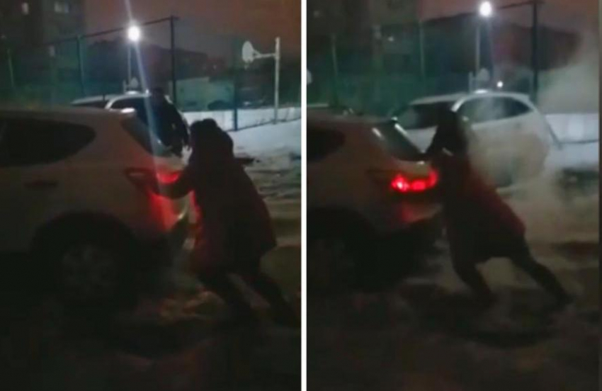 Женщинам приходится выталкивать машины из обледенелых дворов в Волжском: видео