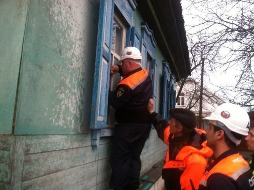 Во Фролово спасатели вскрыли дом с трупом 84-летнего дедушки