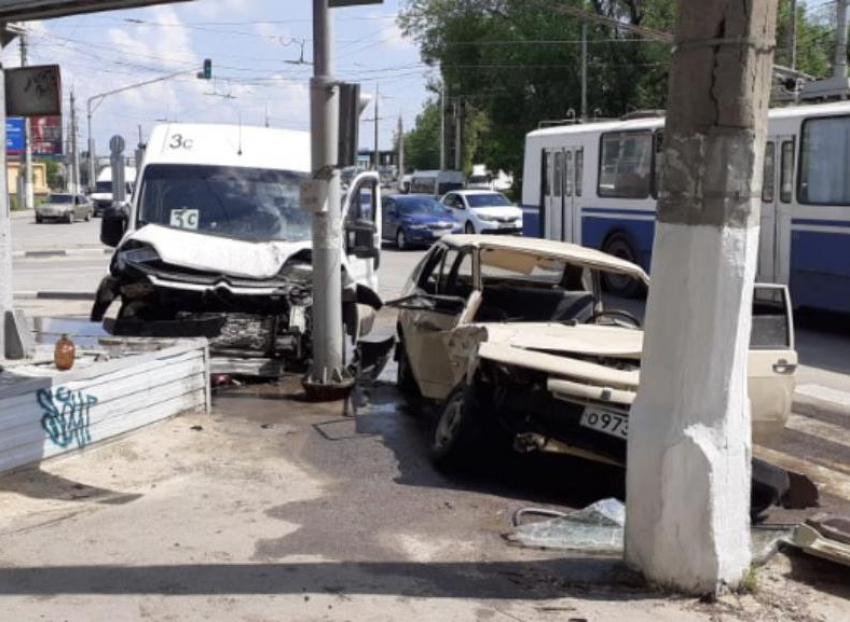 4 человека пострадали при столкновении маршрутки и иномарки в Волгограде: последствия попали на видео