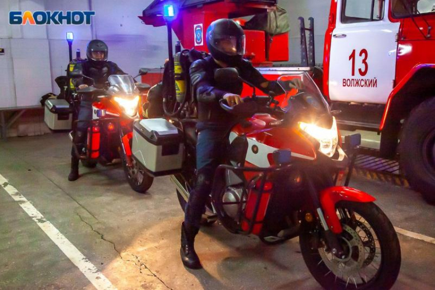 Пожар вспыхнул в центре Волгограда: очевидцы испугались, что огонь поглотит дома