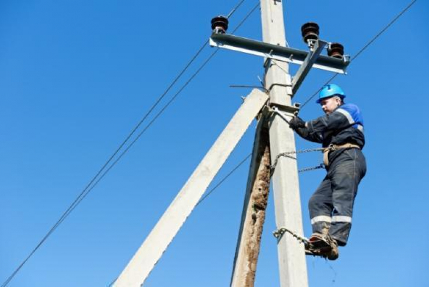 Волжские электрики реконструировали воздушные линии в посёлках Рабочий и Паромный