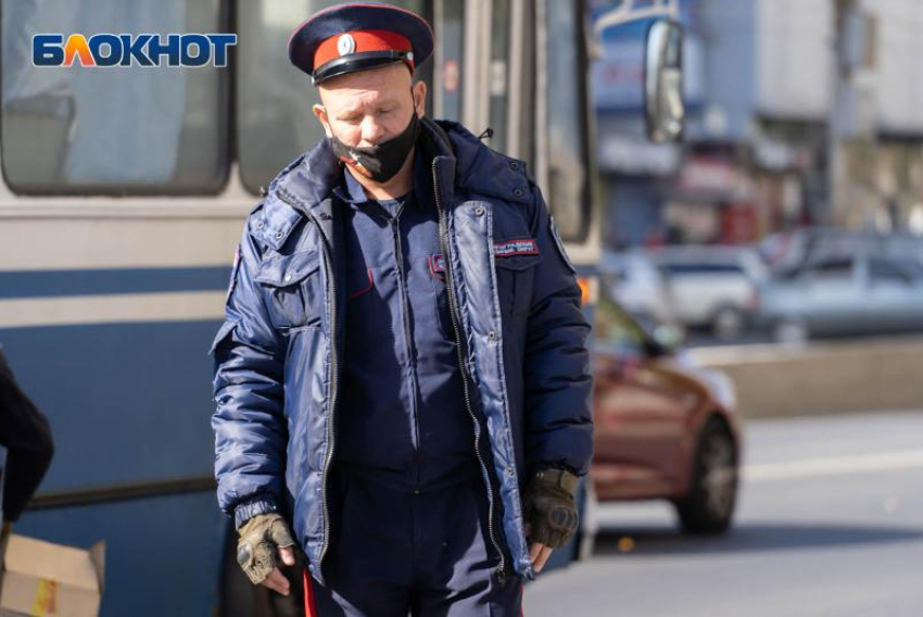 В Волжском проводят рейды по ловле безмасочников в автобусах