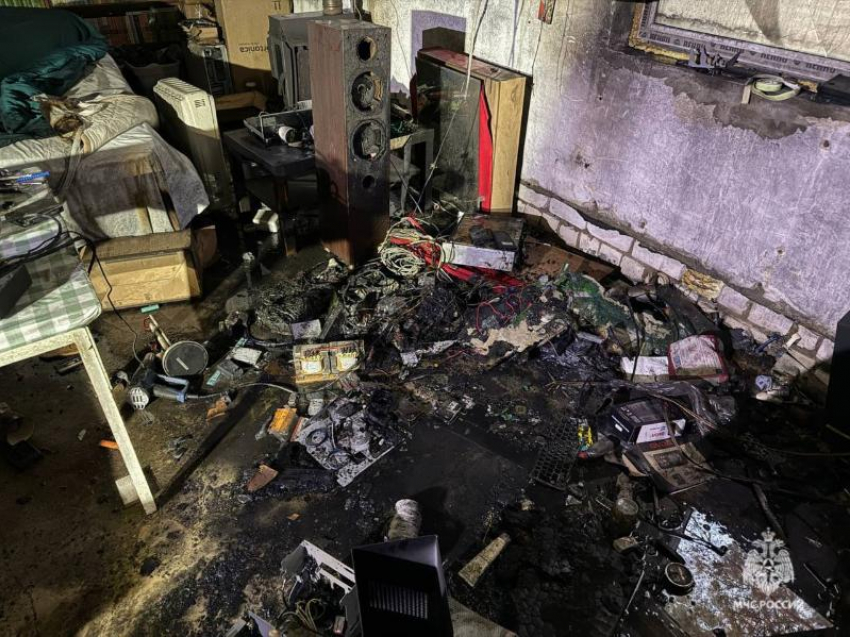 Под Волжским из-за зарядки сгорела дача