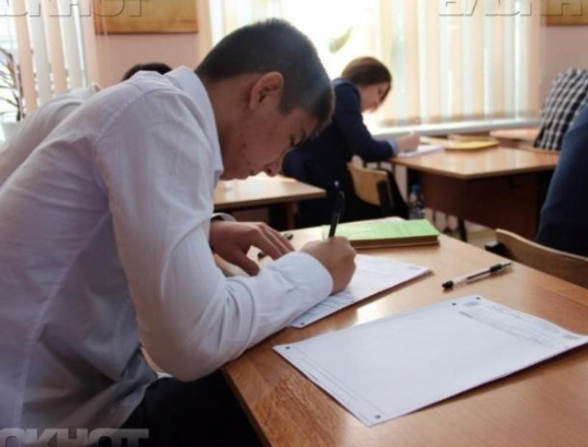 Новые мощные ноутбуки выдали пяти школам Волжского: цифровизацию спонсирует область