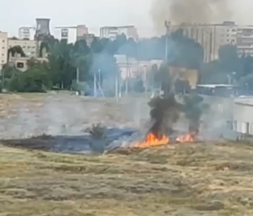 В Волжском произошло возгорание рядом с ПКиО «Новый город» 
