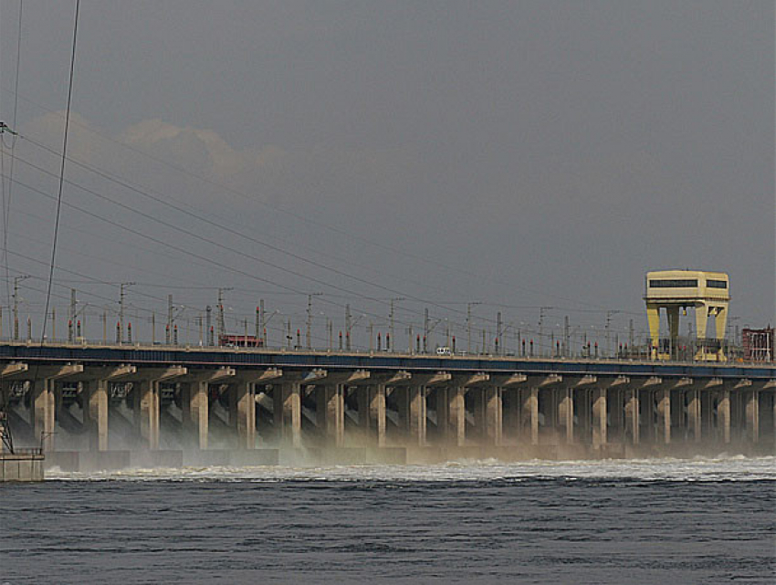 Волжская ГЭС наращивает объемы сбрасываемой воды