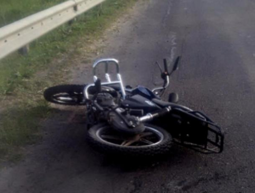 Водитель скутера покалечил ребенка и сбежал с места ДТП в Волжском
