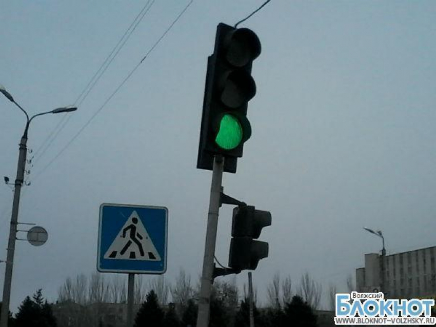 Из-за ветра в Волжском отключились три светофора