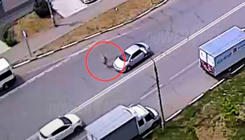 62-летнюю женщину сбила Toyota Corolla рядом с «зеброй» в Волжском: видео 