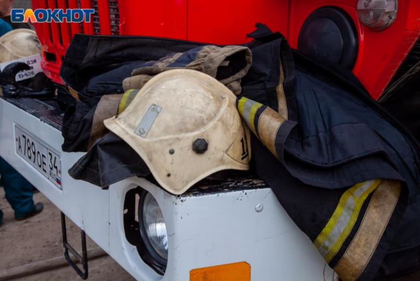 Мужчина едва не сгорел заживо в пожаре близ Волжского