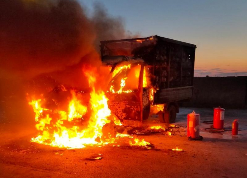 В Средней Ахтубе горела «ГАЗель»: в пожаре пострадал живой груз