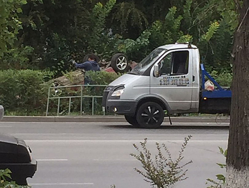 Два автомобиля за ночь перевернули на дорогах Волжского