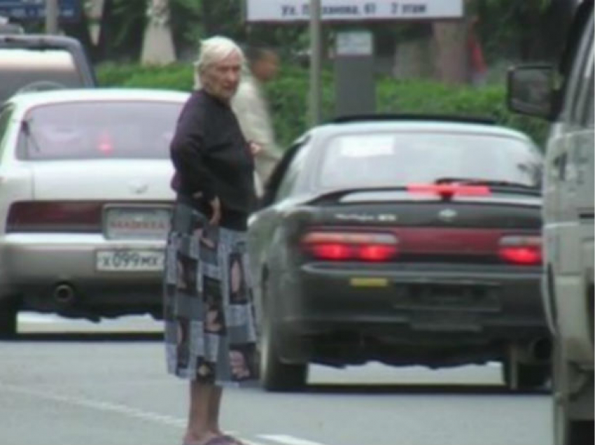 В Волжском пенсионерка устроила двойную аварию