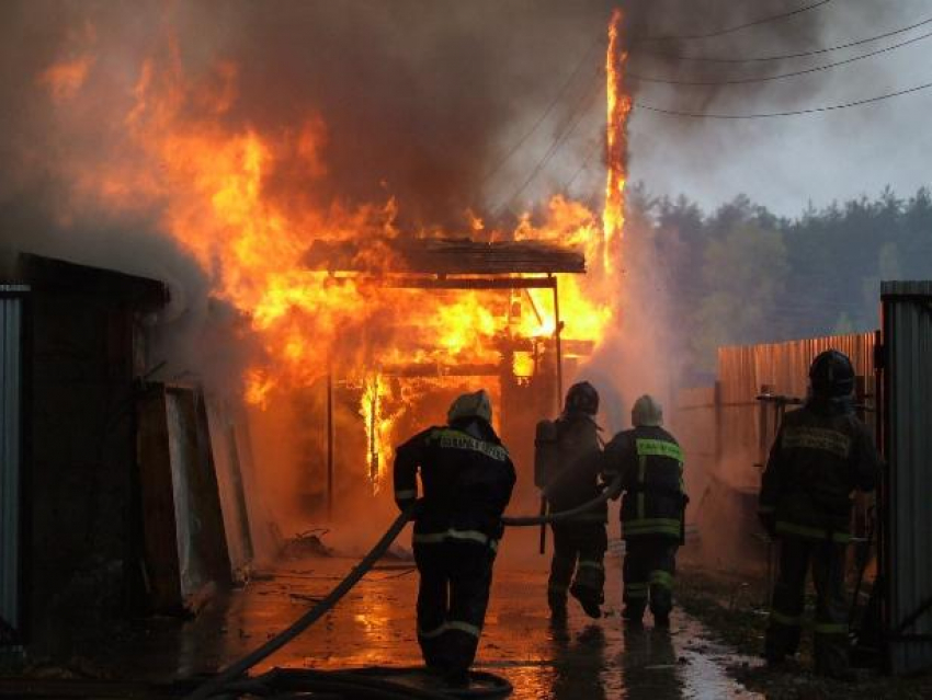 В Быковском районе загорелись вещи в пустующем здании