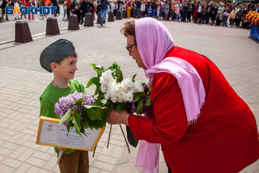 Волжские ветераны передали медали музею кадетской школы
