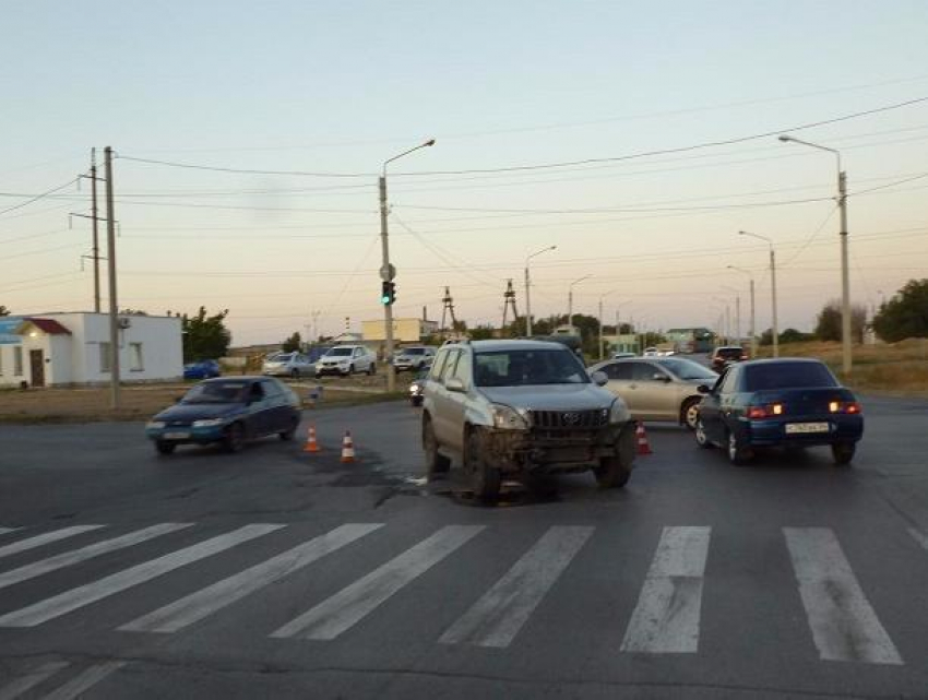 Водитель в возрасте покалечил 18-летнего парня, проскочив на красный свет в Волжском