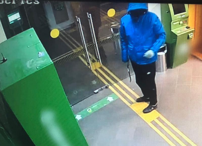  Внимание! Розыск! В Волжском разыскивают подозреваемого в попытке кражи из отделения банка