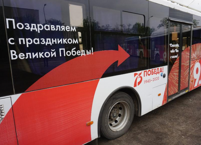 На дороги Волжского вышли праздничные автобусы