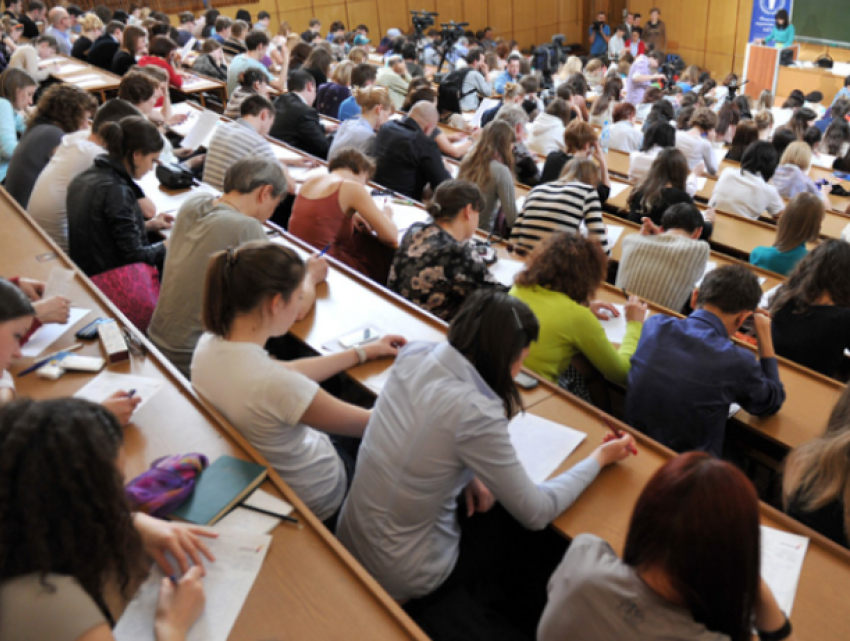 Школьники и студенты Волжского решили экономические задачи на федеральном уровне