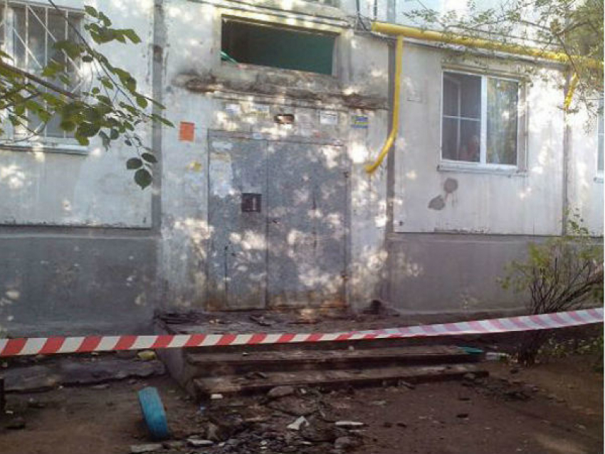 В Волгограде бетонный козырек подъезда обрушился на трех девочек