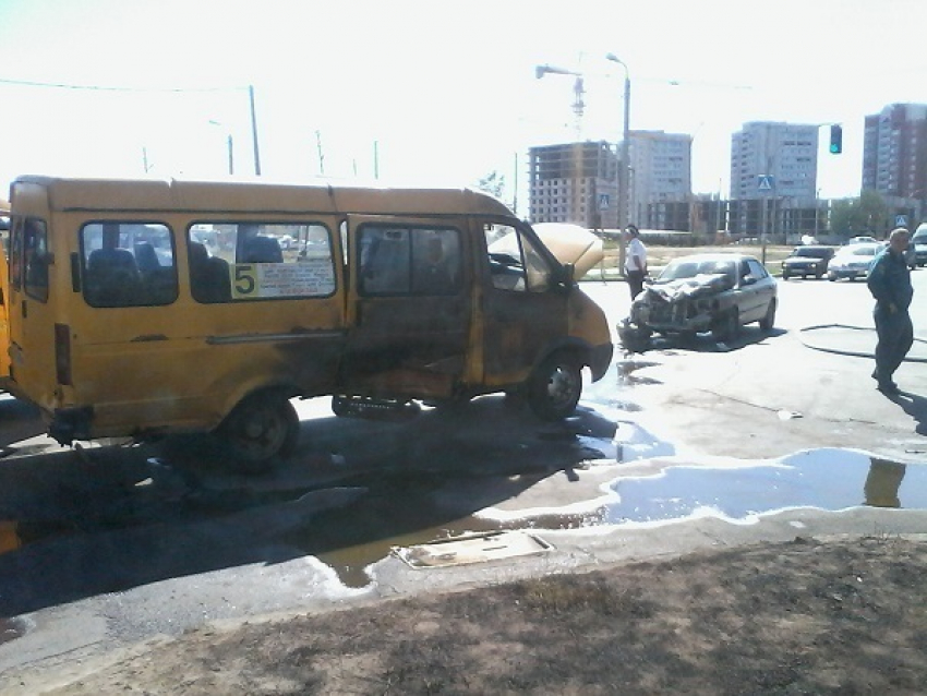 В Волжском в результате ДТП загорелась маршрутка 