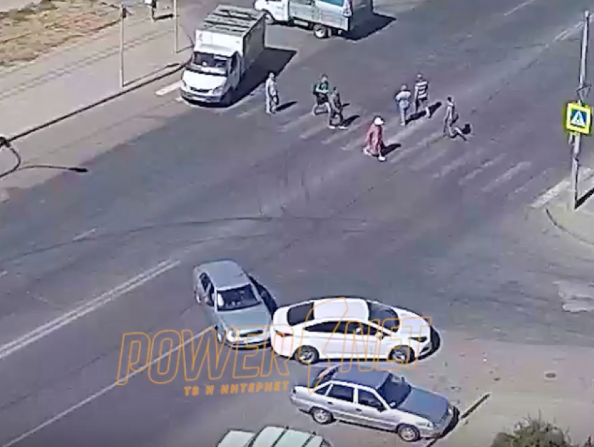 Странные автомобилисты поцеловались на пустом перекрестке в Волжском