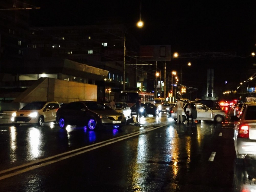 Из-за дождя на «Современнике» в центре Волгограда произошло тройное ДТП