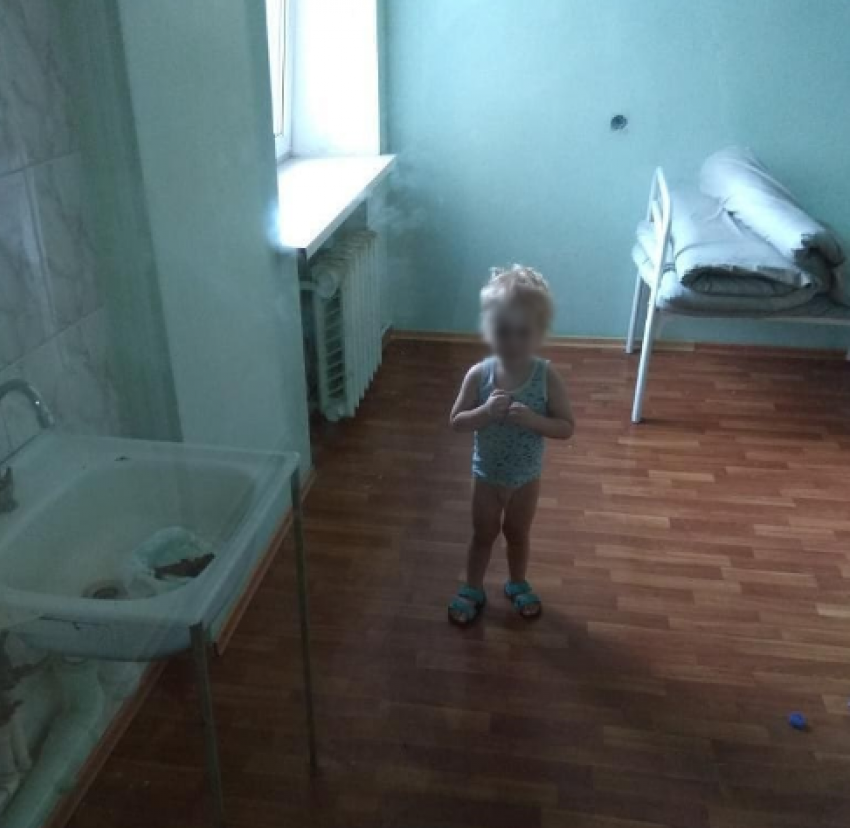 В Волгограде облздрав прокомментировал ситуацию с двухлетним мальчиком, брошенным в палате без ухода