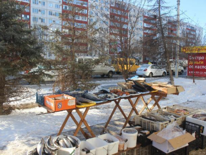 У предпринимателя уличной торговли в Волжском изъяли товар из-за неоплаченных штрафов